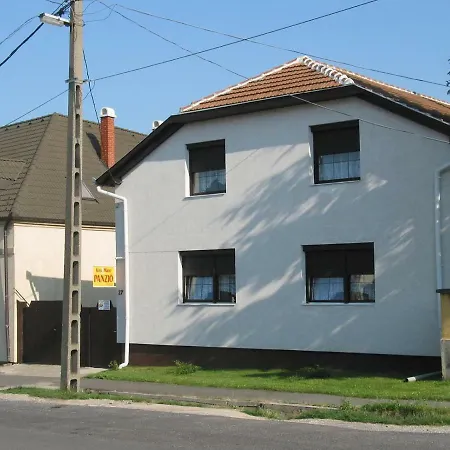 Abszolut Vendeghaz בית הארחה 2*