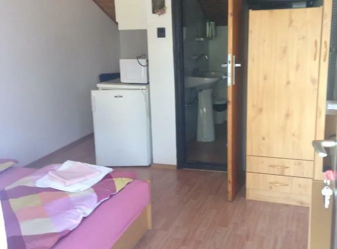 Abszolut Vendeghaz בית הארחה